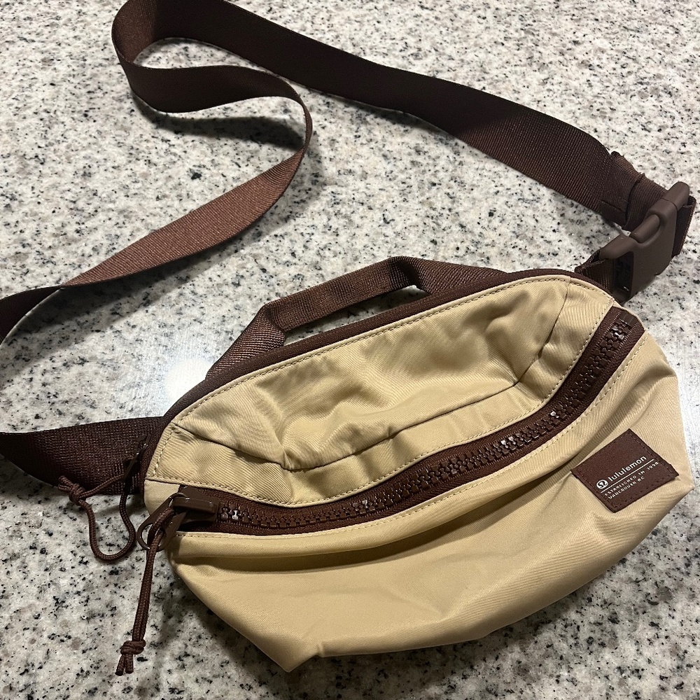 Lululemon everday essentials sling bag
